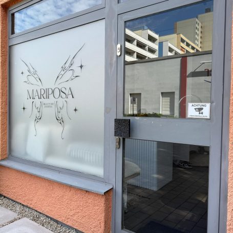 Glasfront eines Geschäftes in bayreuth mit dem Namen "MARIPOSA" und dekorativen Schmetterlingen.